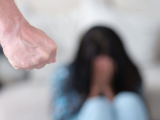 Νέο περιστατικό ενδοοικογενειακής βίας: Άνδρας χτύπησε την σύντροφο του και την περιέλουσε με χλωρίνη